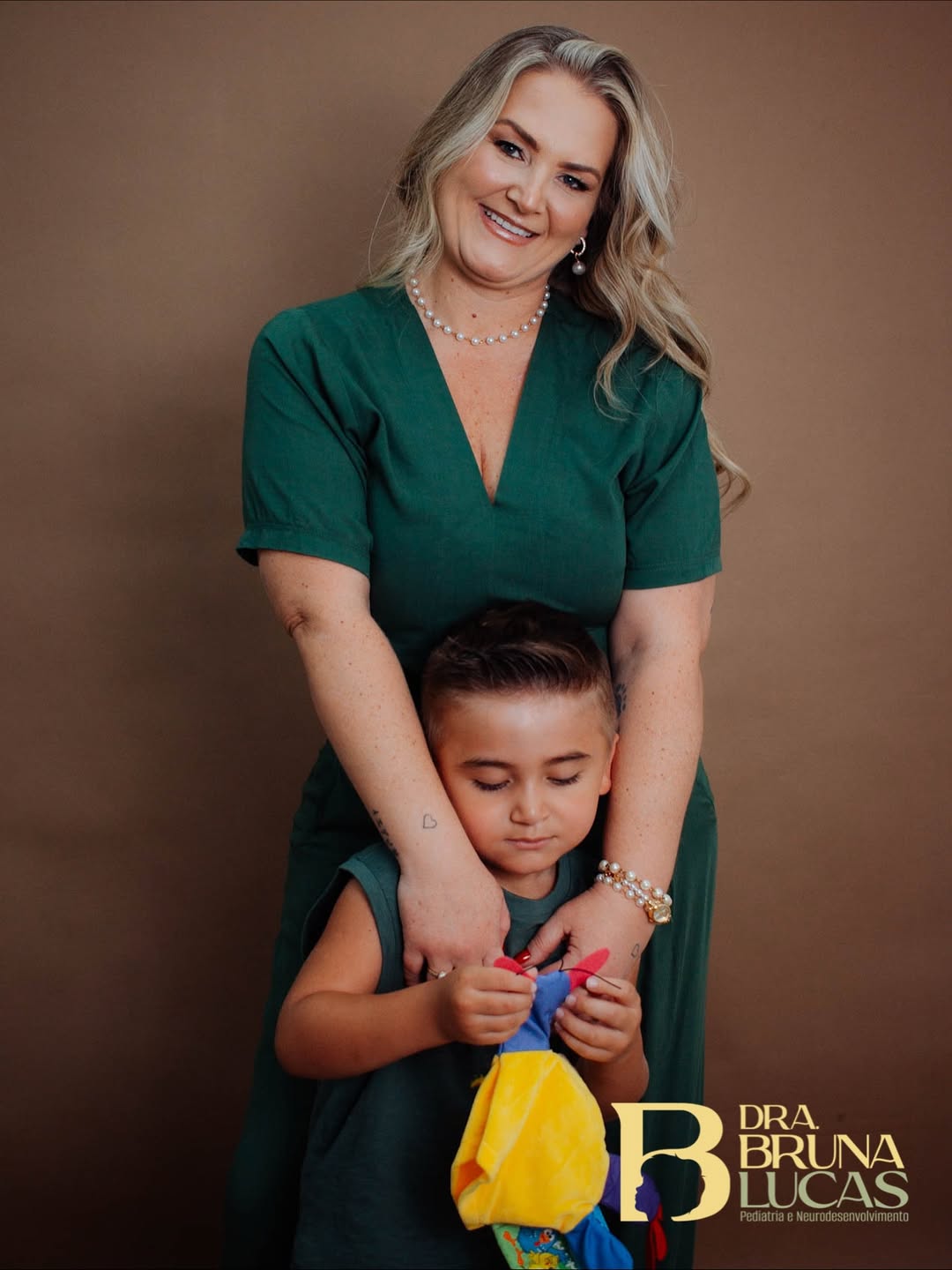 Dra. Bruna Lucas em atendimento humanizado com criança